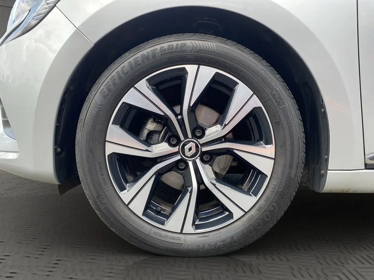 Gros plan sur la jante alliage 16 pouces de la Renault Clio V gris Highland, avec logo Renault au centre.