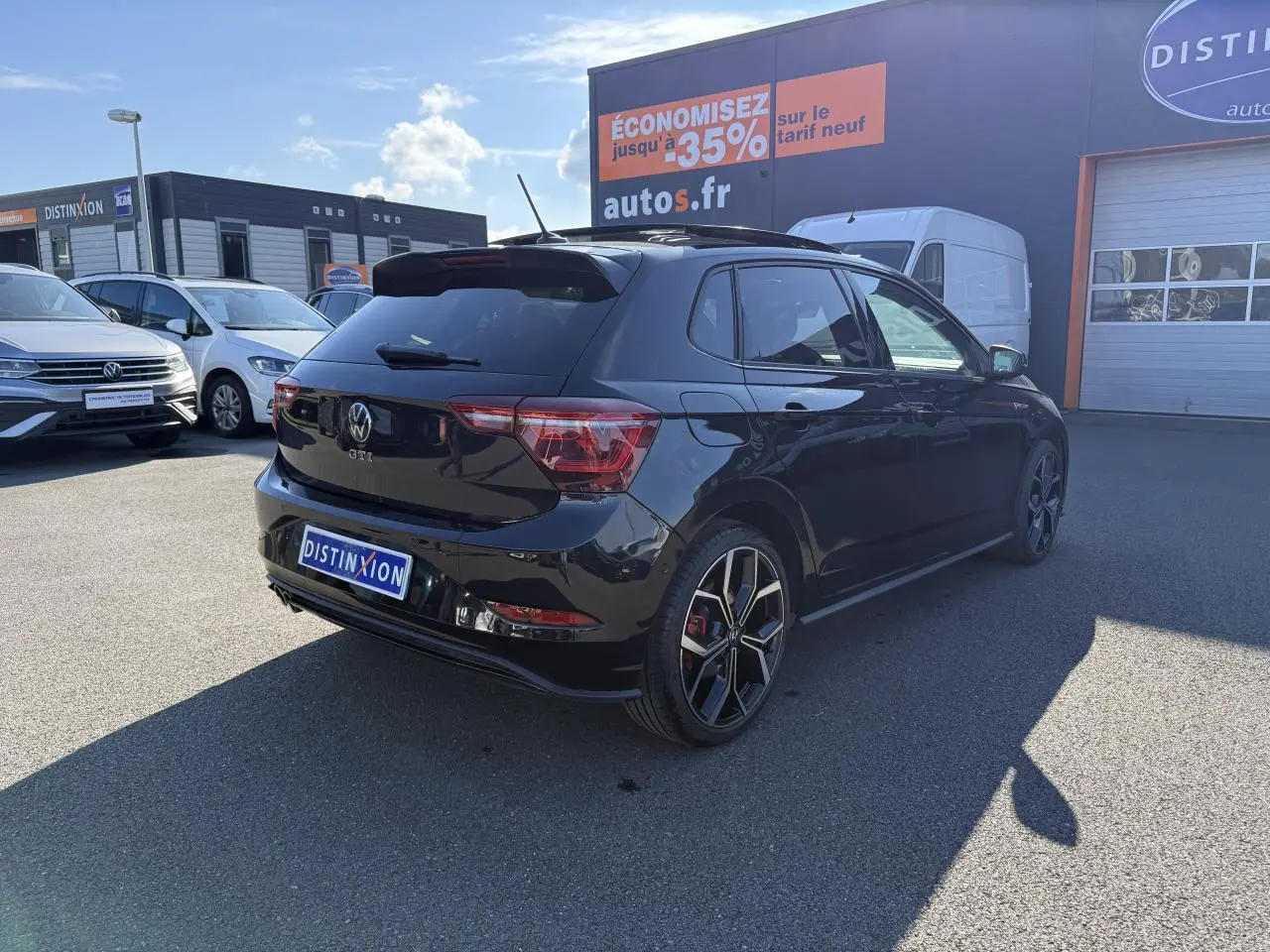 Volkswagen Polo GTI noire vue 3/4 arrière droit, avec jantes alliage 18 pouces et logo GTI sur hayon.