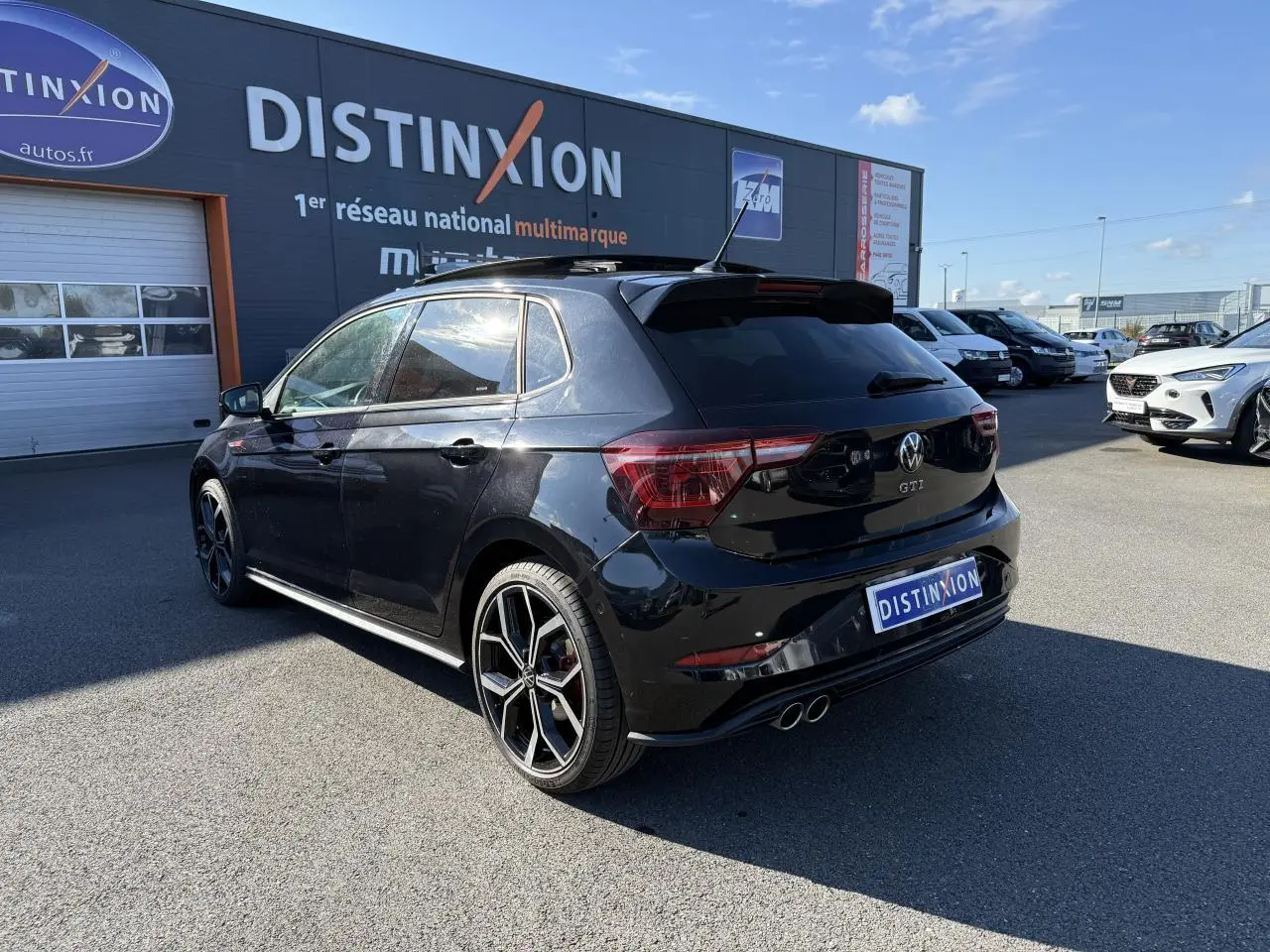 Volkswagen Polo GTI noire vue 3/4 arrière droit avec jantes alliage 18 pouces et double sortie d'échappement chrome.