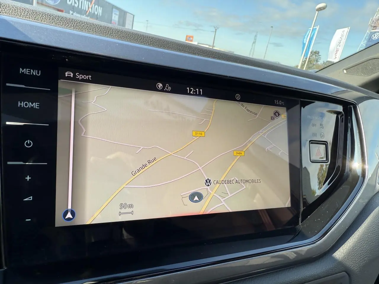 Écran tactile 8 pouces du système de navigation Discover Media Pro dans l’habitacle d’une Volkswagen Polo GTI noire.