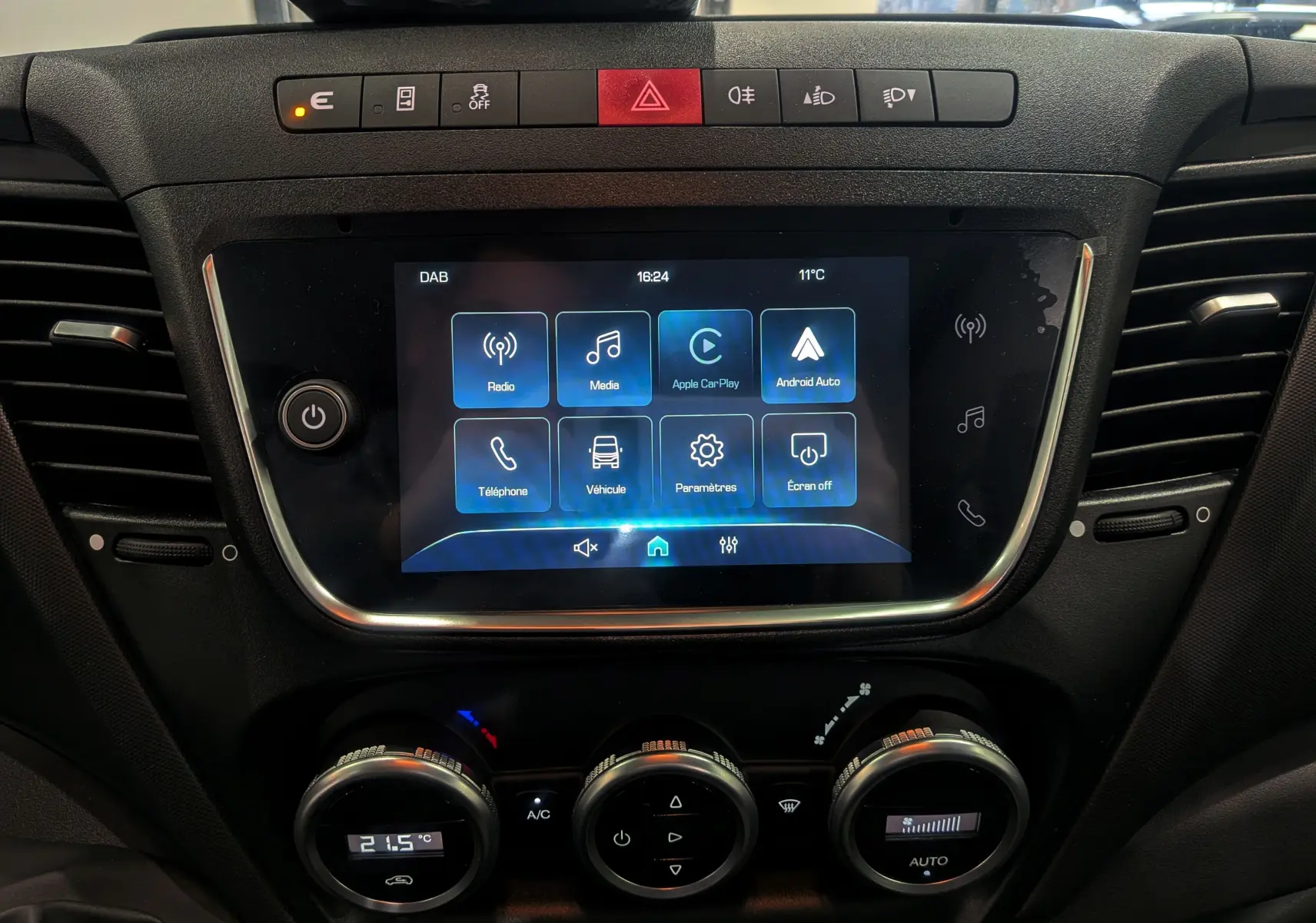Tableau de bord du fourgon Iveco Daily 2025 montrant l'écran tactile central et les commandes de climatisation numériques.