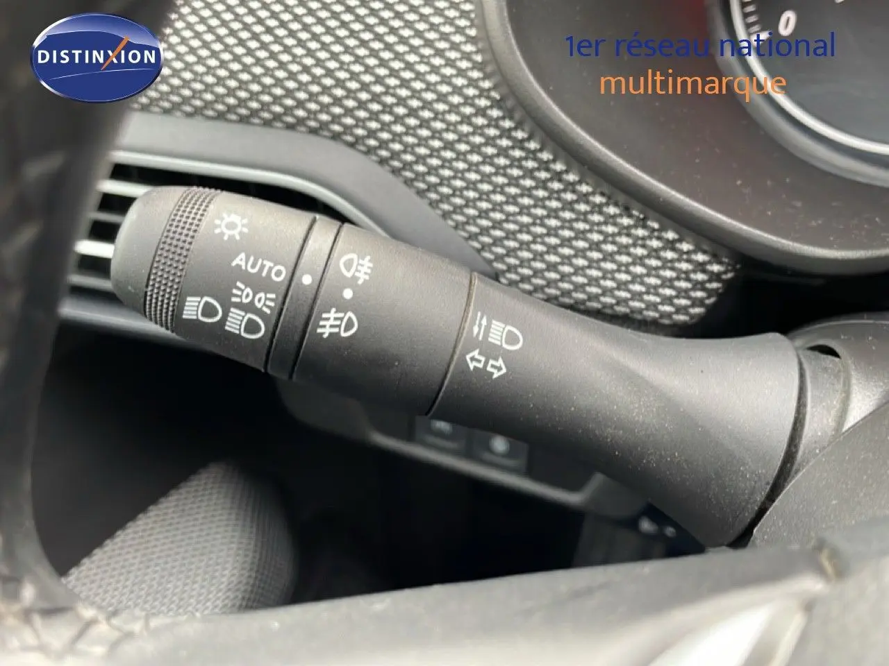 Gros plan sur la manette de commandes d’éclairage du tableau de bord du Dacia Jogger kaki lichen 2025.