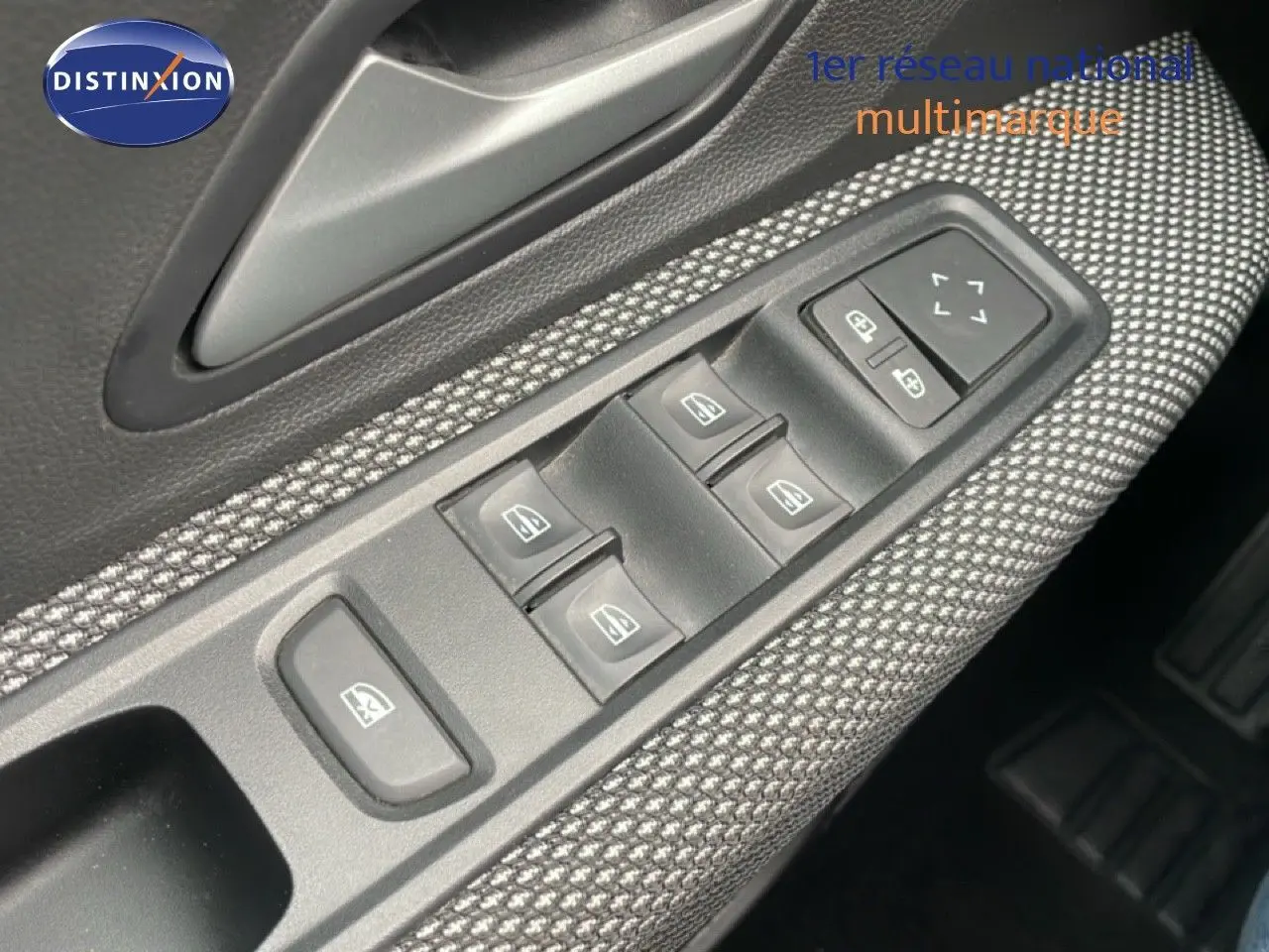 Gros plan sur les commandes de lève-vitres et rétroviseurs sur la porte côté conducteur du Dacia Jogger 2025 kaki lichen.