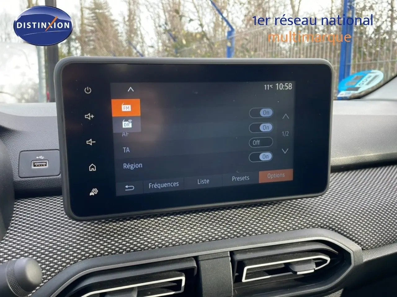 Vue intérieure centrée sur l'écran tactile du tableau de bord du Dacia Jogger 2025, finition Expression, avec détails de la console.