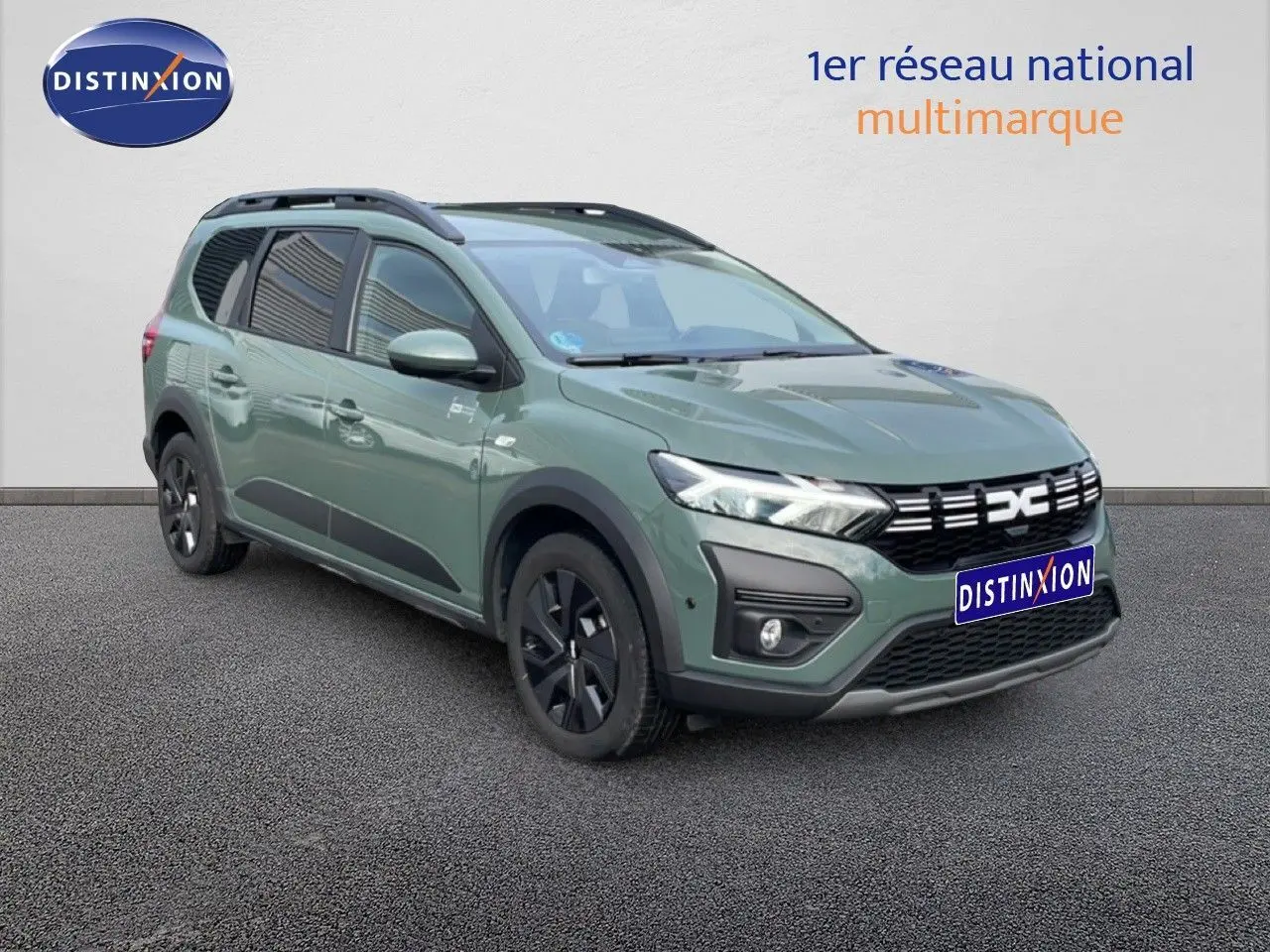 Vue 3/4 avant gauche d'un Dacia Jogger 2025 kaki lichen avec toit noir et jantes noires.