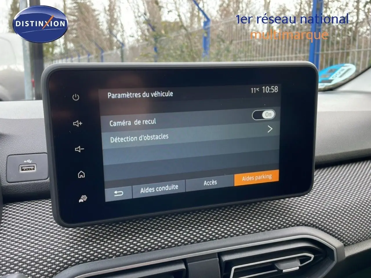 Écran tactile du tableau de bord du Dacia Jogger 2025 affichant les paramètres d’aide au stationnement.