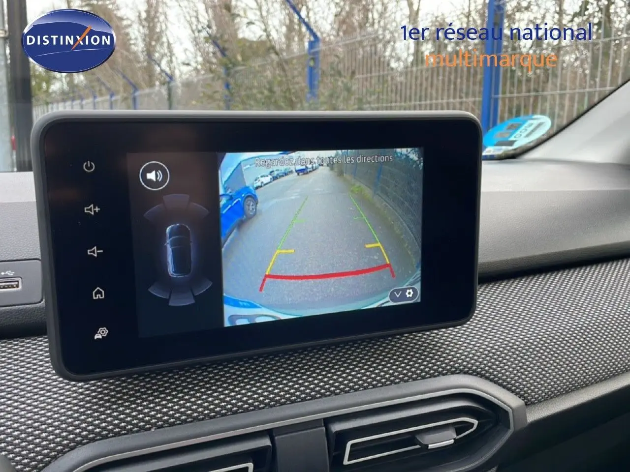 Écran tactile intérieur du Dacia Jogger 2025 montrant la caméra de recul avec vue arrière du véhicule.