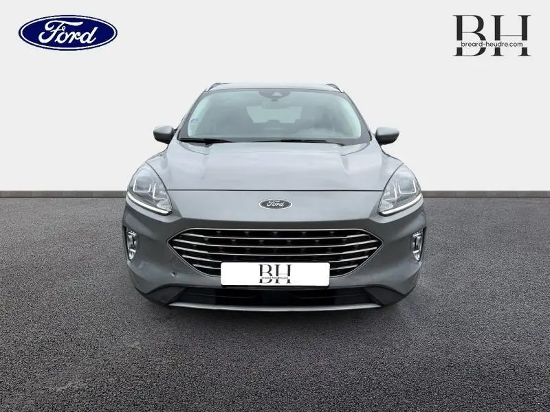 Vue frontale d'un Ford Kuga 2023 gris Solar métallisé avec calandre large et phares LED distinctifs.