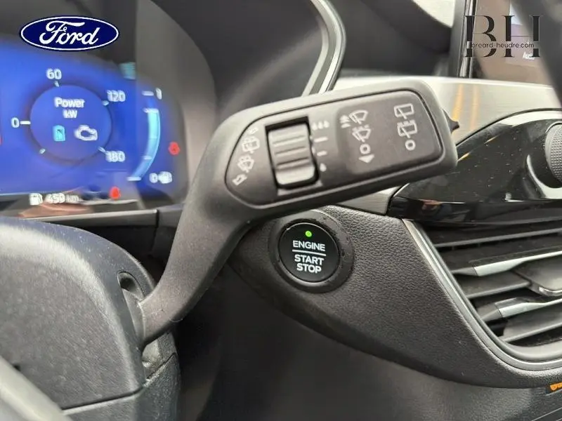 Gros plan sur la commande des essuie-glaces et le bouton start/stop du tableau de bord du Ford Kuga gris Solar Métallisée 2023.