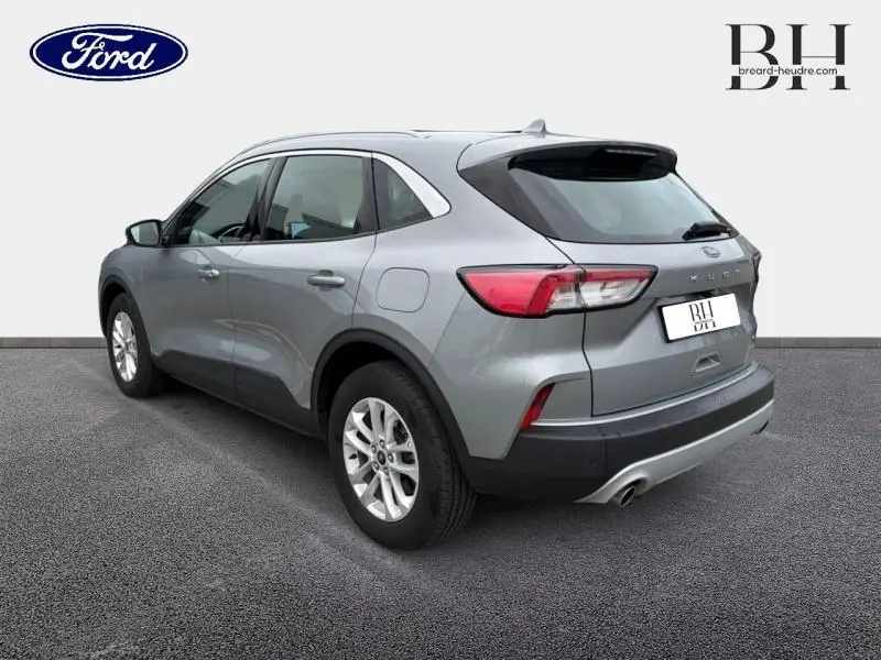 Vue 3/4 arrière droite du Ford Kuga 2023 gris Solar métallisé avec jantes alu et becquet arrière noir.