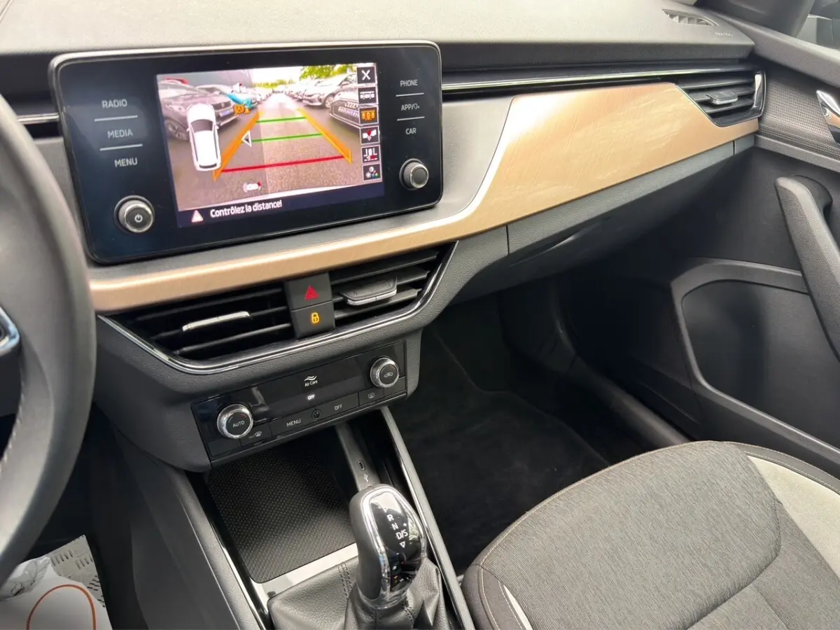 Combiné d'instruments numérique et analogique du Skoda Kamiq 1.5 TSI 2023, affichage vitesse et jauge essence.