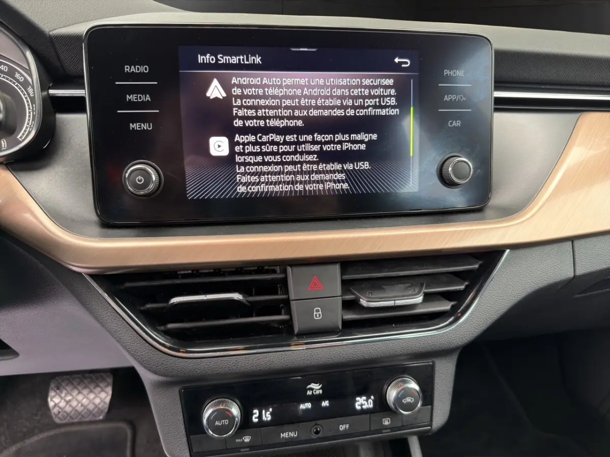 Écran tactile central affichant les aides à la conduite dans l’habitacle du Skoda Kamiq gris foncé.