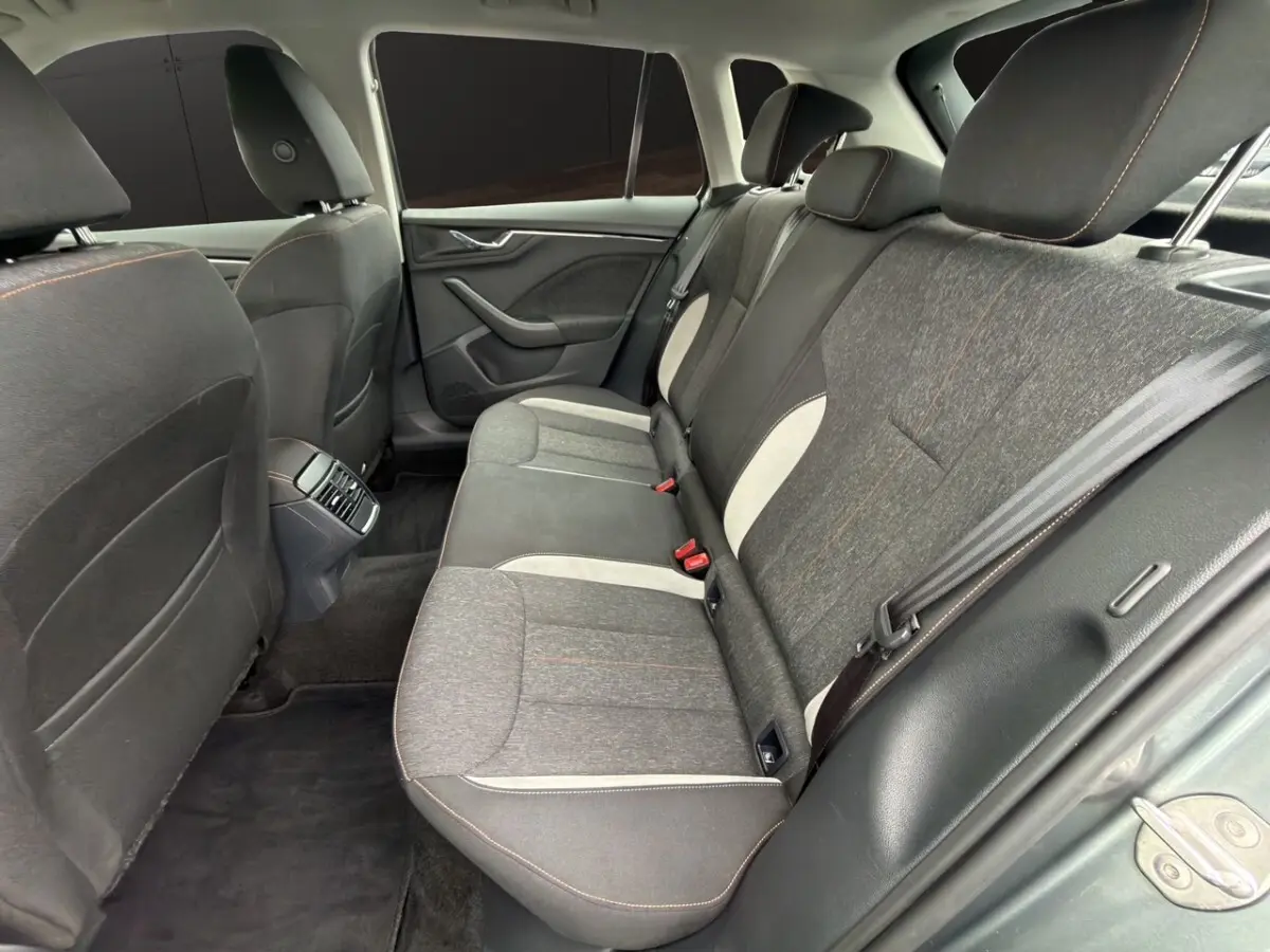 Vue rapprochée du tableau de bord du Skoda Kamiq 2023, écran tactile central affichant SmartLink, finition bois clair.