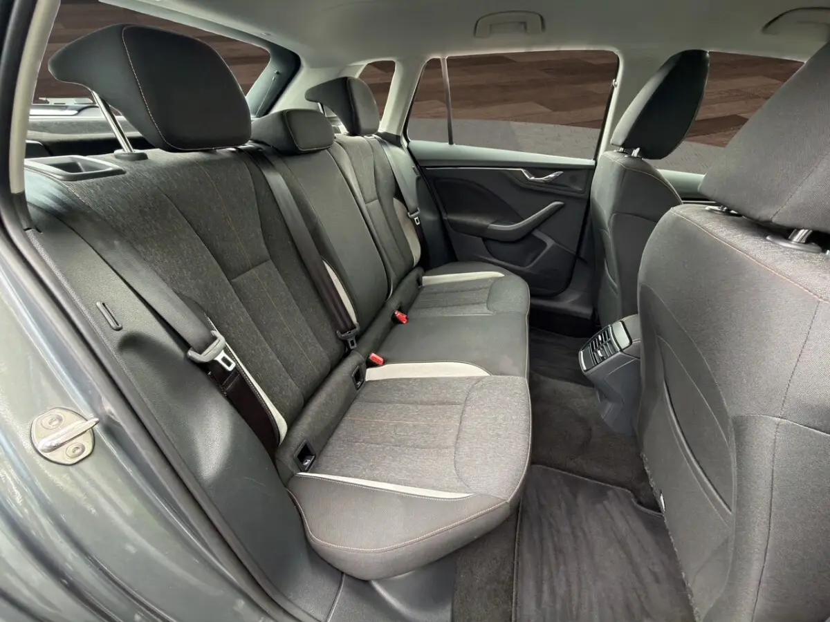 Vue intérieure côté droit des sièges arrière gris foncé et tissu bicolore du Skoda Kamiq 2023.