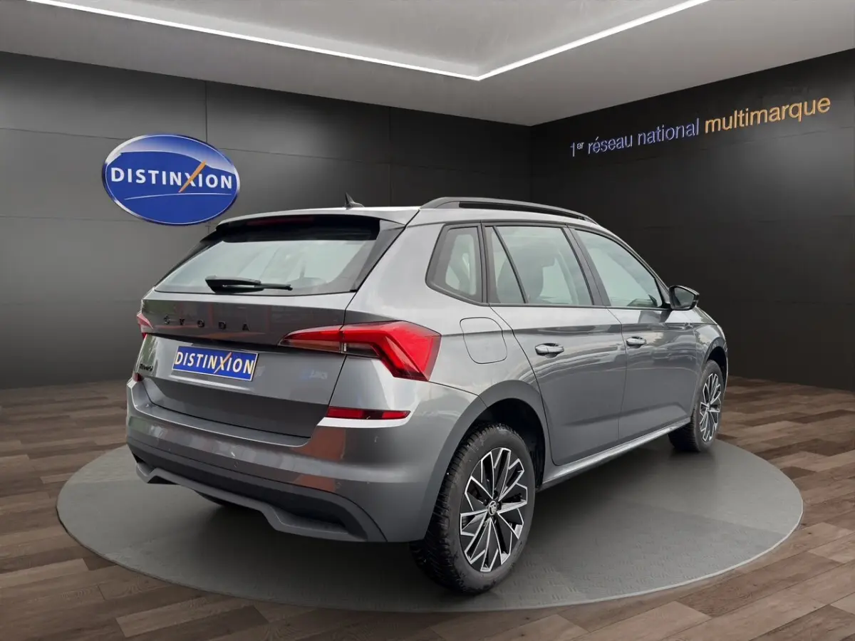 Vue arrière d’un Skoda Kamiq gris foncé 2023 avec feux LED et logo ŠKODA visible sur le hayon.