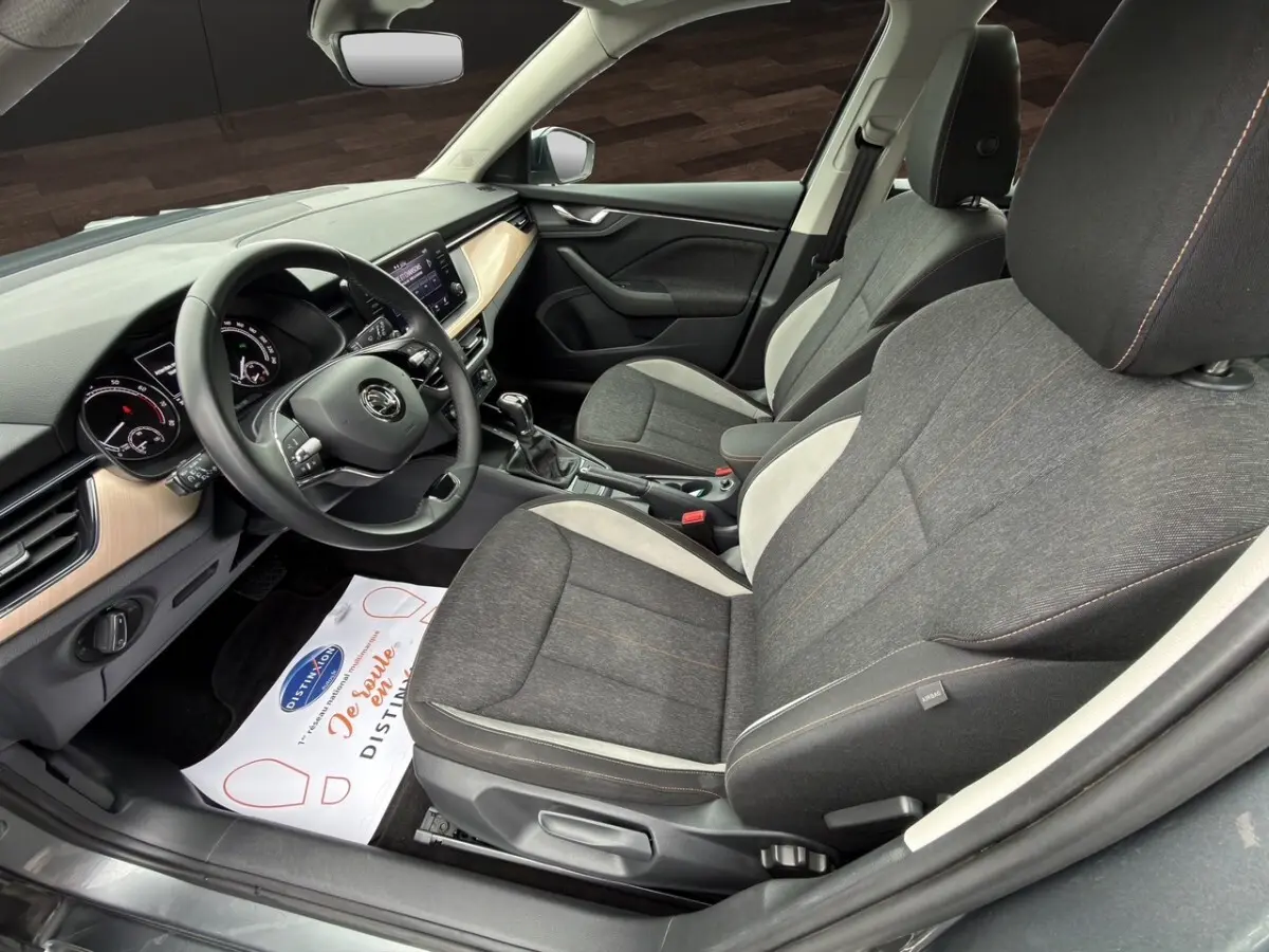 Gros plan sur la jante bi-ton noire et argent du côté gauche d’un Skoda Kamiq gris foncé 2023.