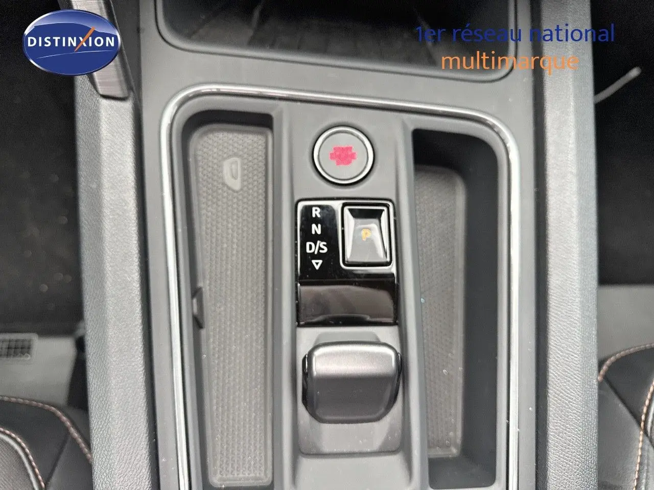 Gros plan sur la console centrale de la CUPRA LEON ST 2024 noire, montrant la commande de boîte automatique et bouton start-stop.