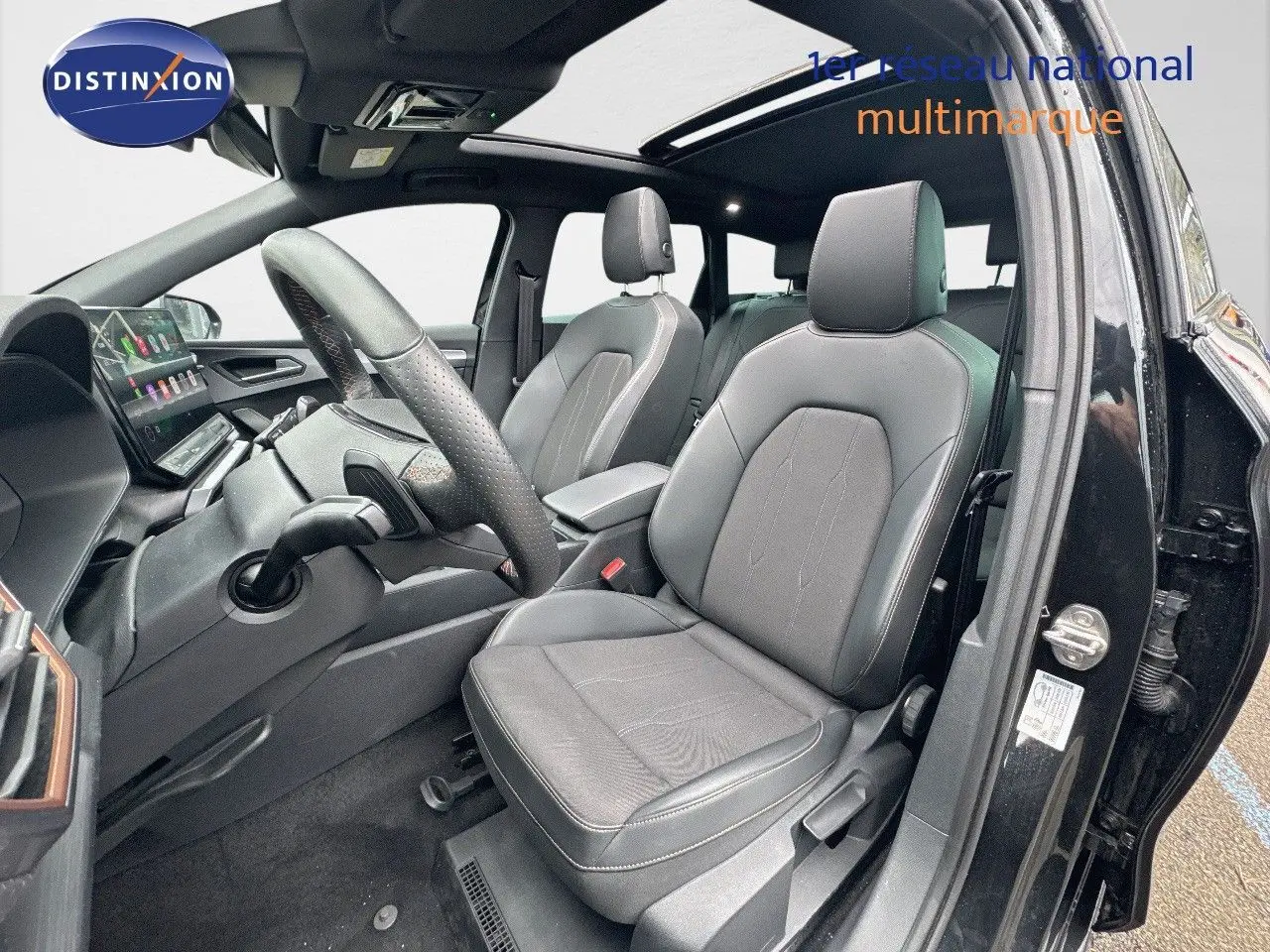 Intérieur noir cuir de la CUPRA LEON ST 2024 vu côté conducteur avec toit ouvrant panoramique et tableau de bord digital.