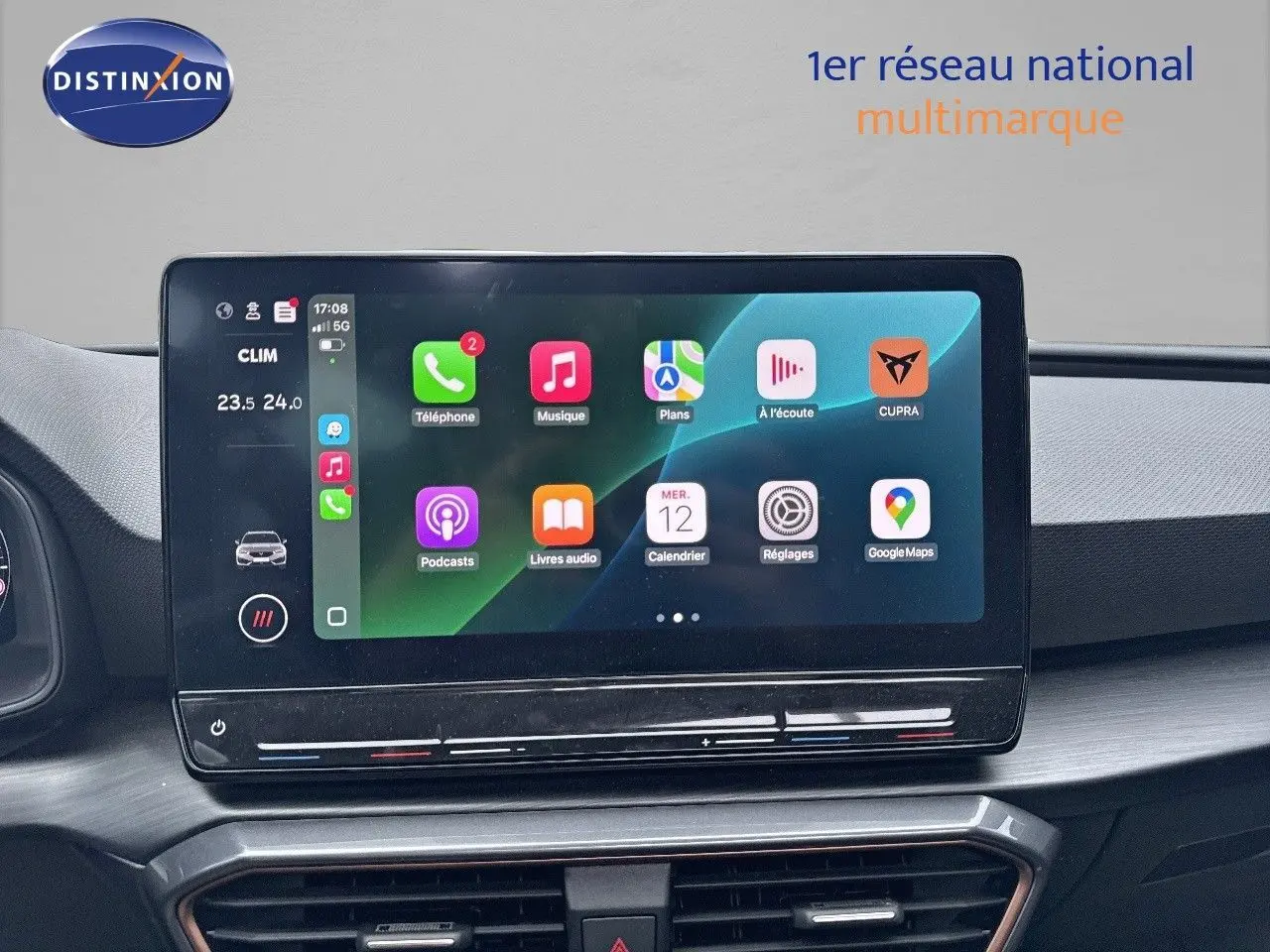 Écran tactile central affichant les applications connectées dans l'habitacle d'une CUPRA LEON ST 2024.