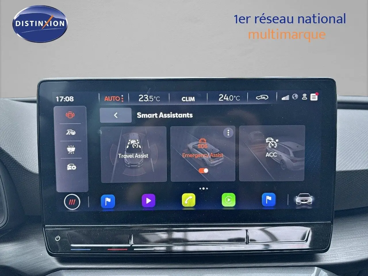 Écran tactile central affichant les assistants intelligents dans l'habitacle d'une CUPRA LEON ST noir Midnight Metal 2024.