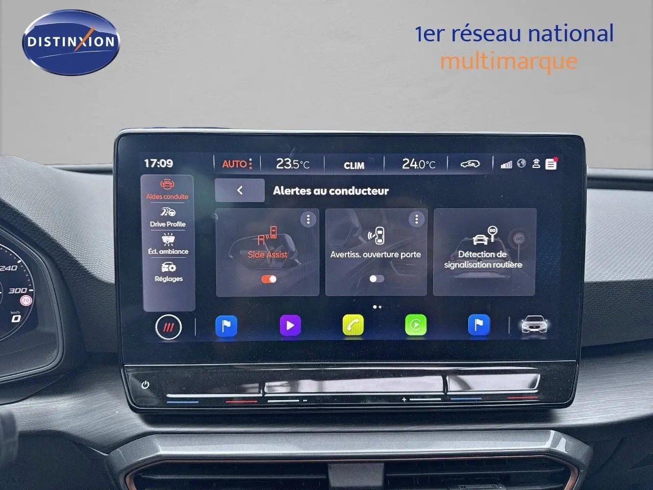 Écran tactile central du tableau de bord du CUPRA LEON ST 2024 affichant les alertes au conducteur et la climatisation.