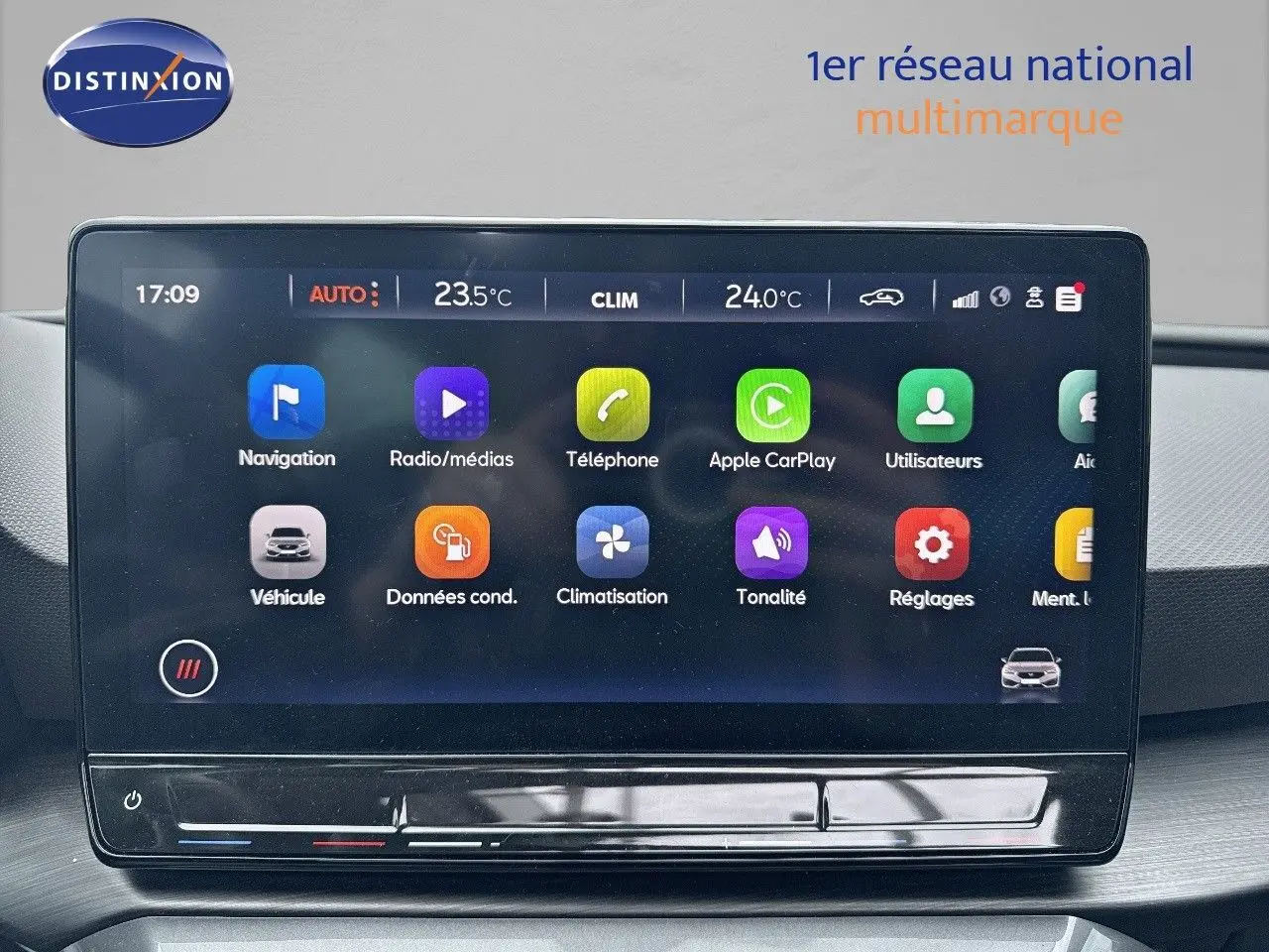Écran tactile central de la CUPRA LEON ST 2024 affichant les applications de navigation, médias et climatisation.