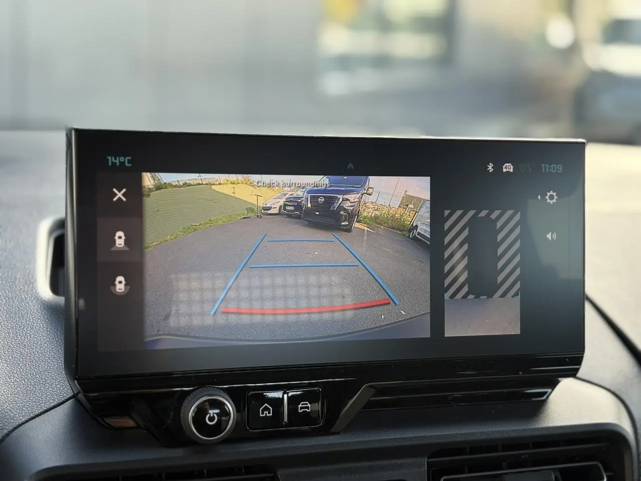 Écran tactile intérieur du Citroën Berlingo Multispace bleu montrant la caméra de recul avec guidage au parking.