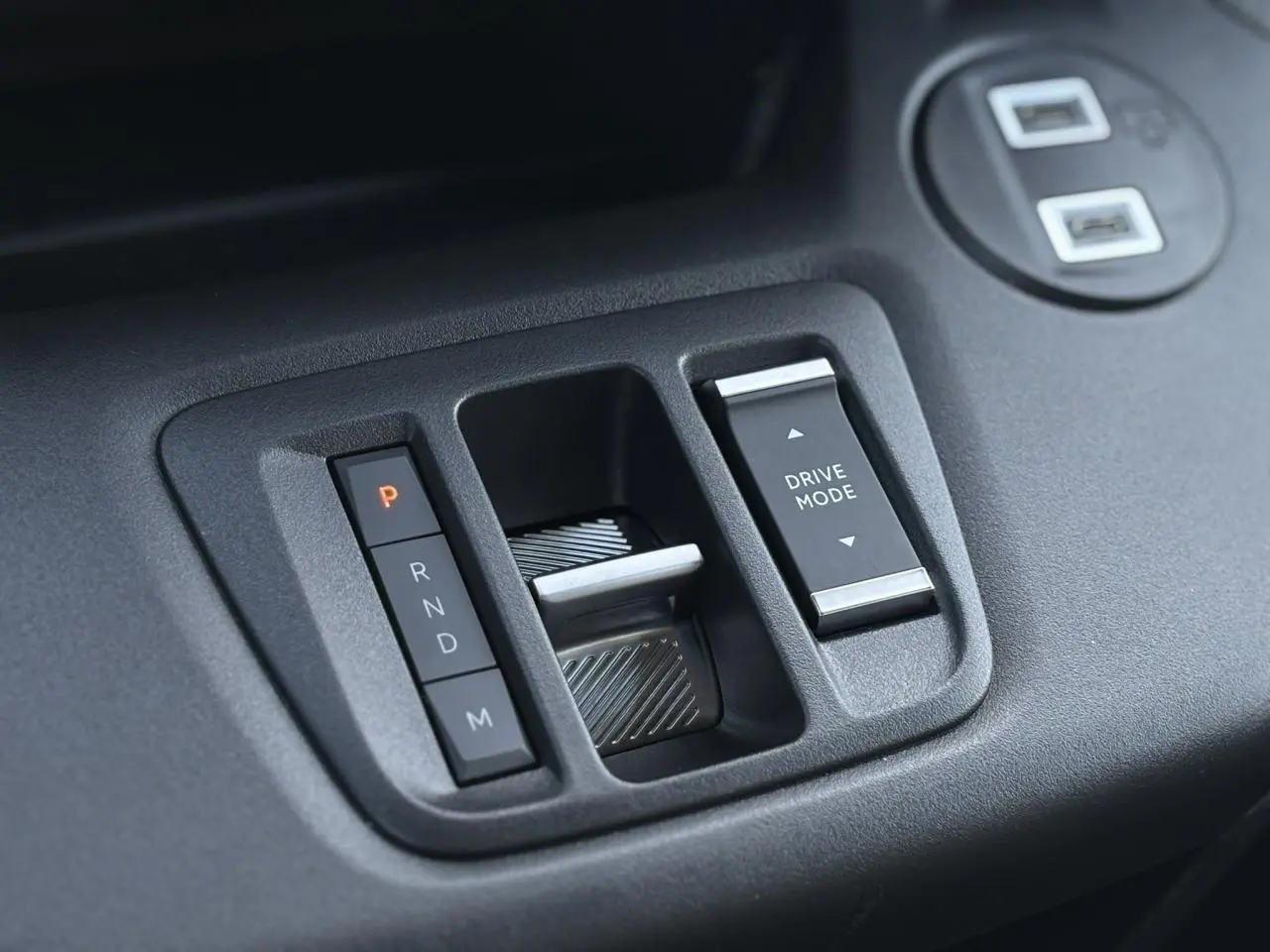 Gros plan sur la commande de boîte automatique et le bouton Drive Mode du Citroën Berlingo Multispace 2025.