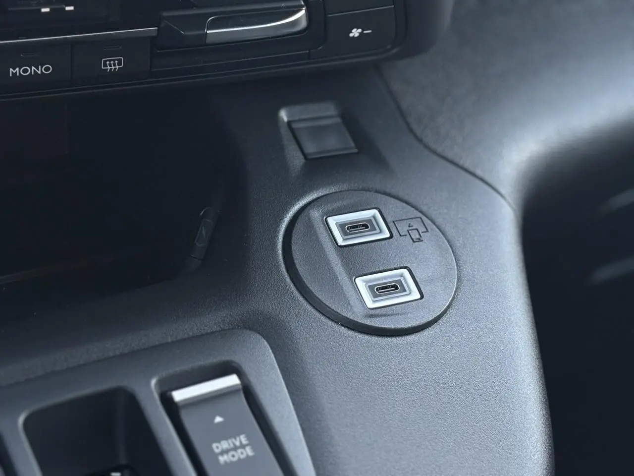 Gros plan sur la console centrale noire du Citroën Berlingo Multispace 2025 montrant les ports USB-C doubles.