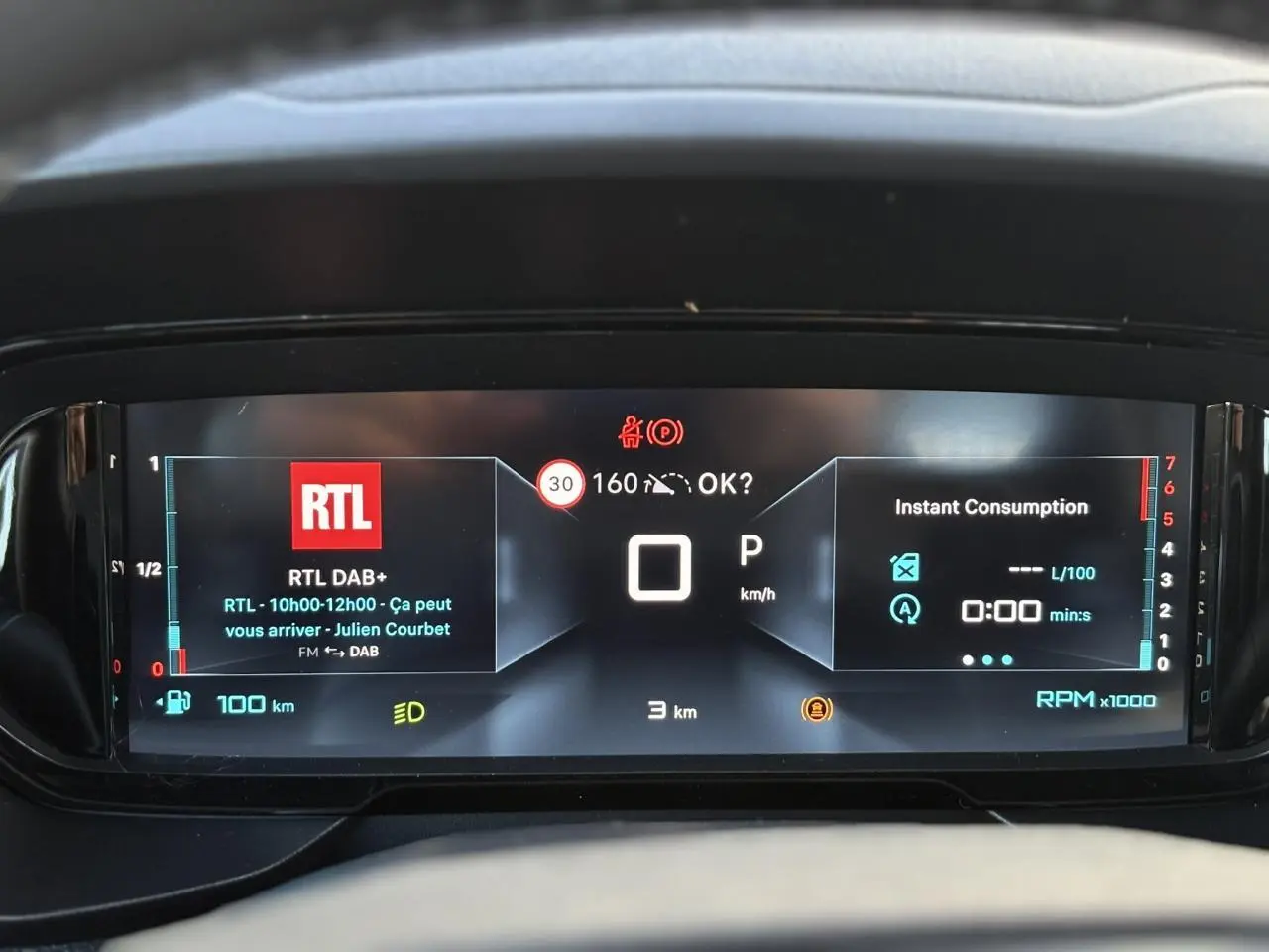 Combiné numérique 10 pouces du Citroën Berlingo Multispace 2025 affichant la radio RTL et la consommation instantanée.