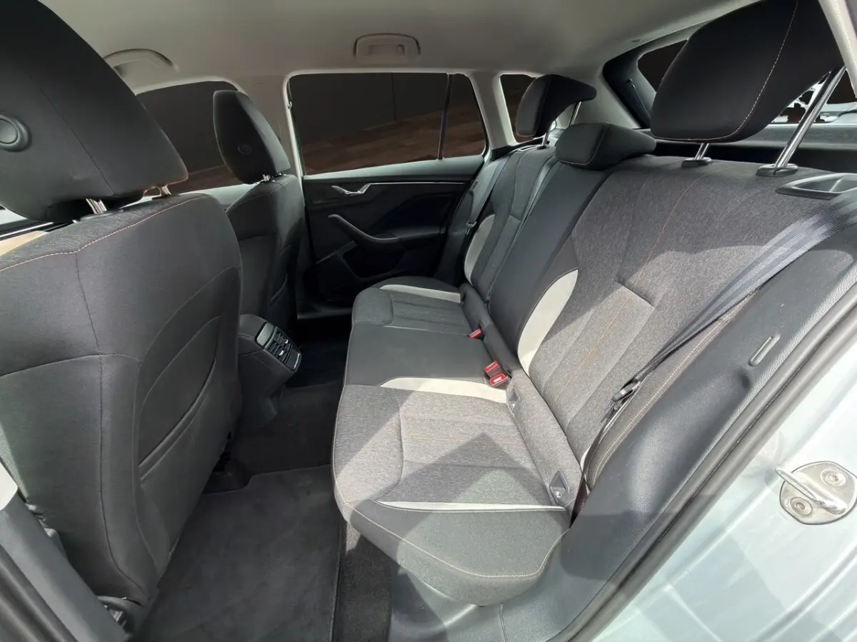 Vue rapprochée du tableau de bord du Skoda Kamiq 2023, écran tactile central affichant les aides à la conduite.