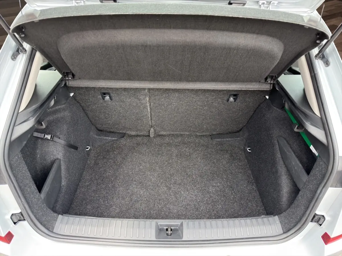 Vue intérieure arrière droite du Skoda Kamiq 2023 gris clair, montrant les sièges tissu et les aérateurs centraux.