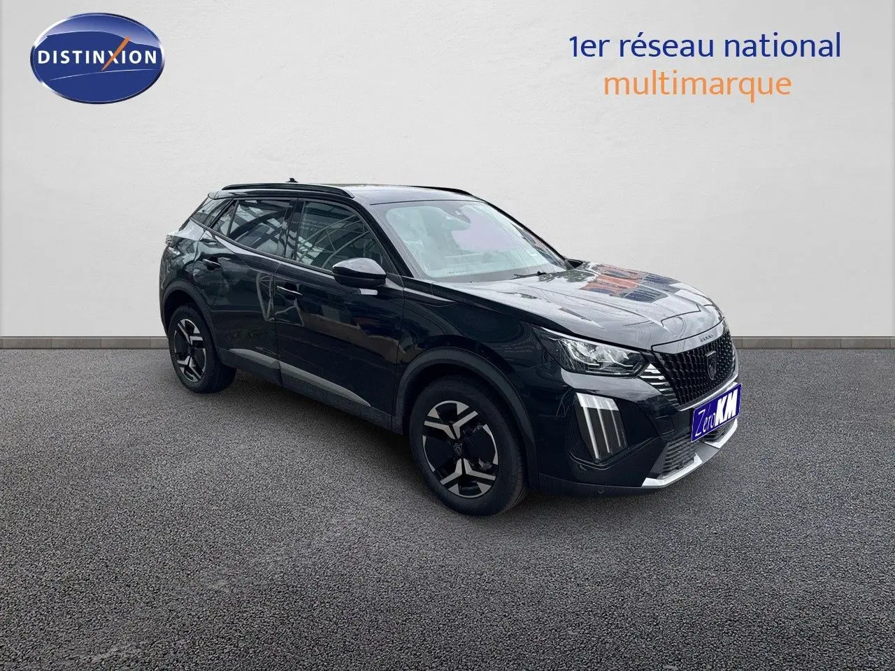 Peugeot 2008 Hybrid noir métal en 3/4 avant droit, mettant en valeur ses phares LED et jantes bi-ton.