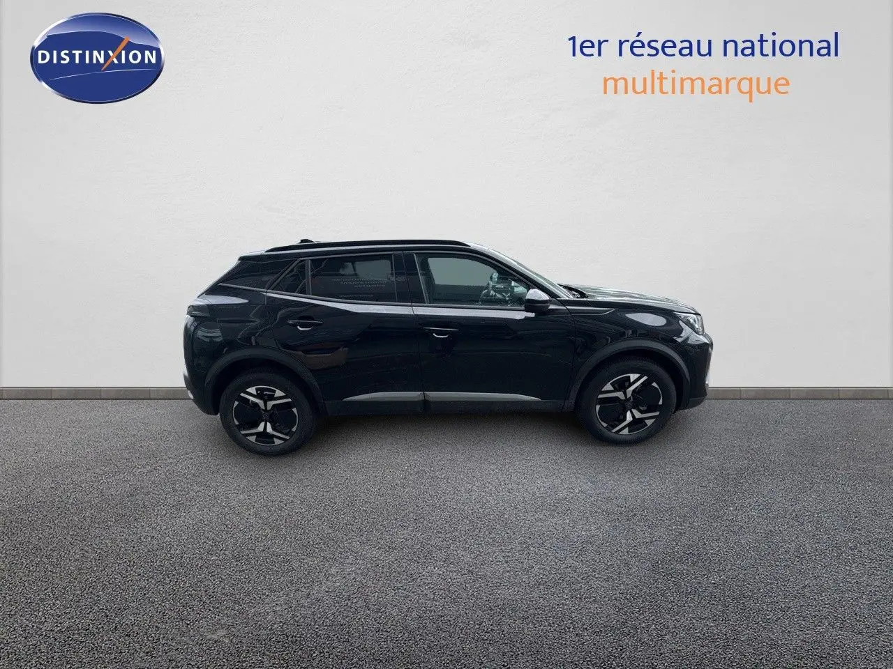 Peugeot 2008 Hybrid noir métal vue de profil côté gauche sur fond neutre avec jantes bi-ton distinctives.