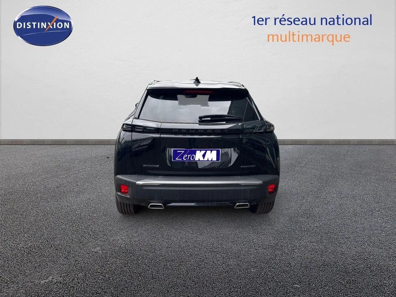 Vue arrière d'un Peugeot 2008 noir métal hybride 2025 avec feux LED et double sortie d'échappement intégrée.