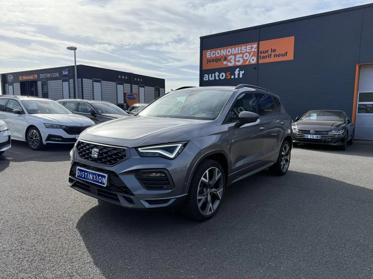 SEAT Ateca gris graphite en 3/4 avant droit, jantes alu 19 pouces et calandre noire distinctive FR