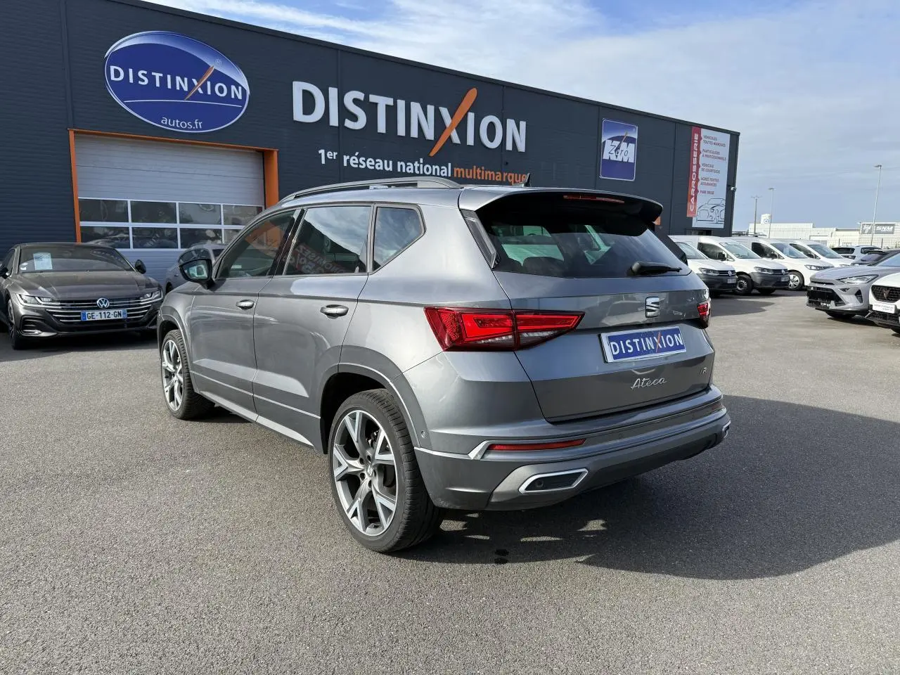 Vue 3/4 arrière droite du SEAT Ateca gris graphite avec jantes alu 19 pouces et feux arrière LED distinctifs.