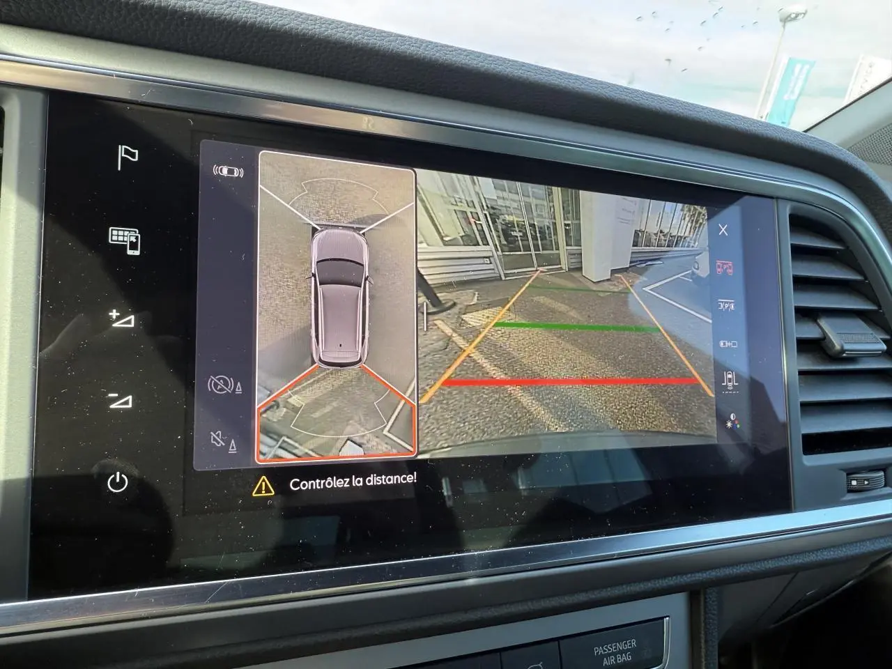 Écran central du SEAT Ateca 2023 montrant la caméra de recul et la vue 360° en stationnement, intérieur noir.