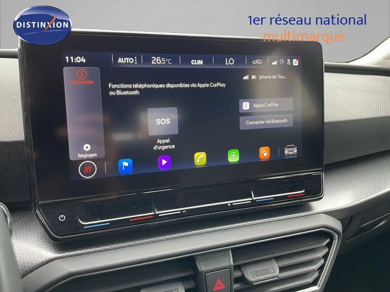 Écran tactile central affichant les fonctions Apple CarPlay et Bluetooth dans l'habitacle d'une SEAT LEON ST 2023.
