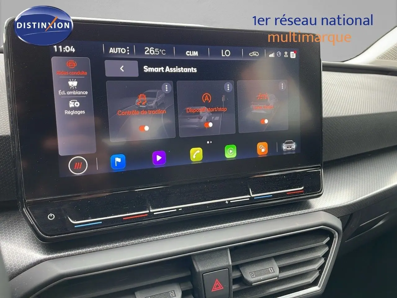 Écran tactile central affichant les assistants intelligents dans l'habitacle gris du SEAT LEON ST 2023.