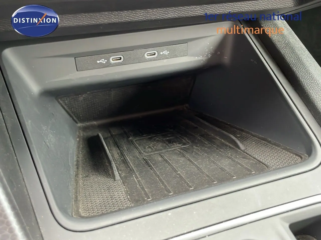 Espace de rangement central avec deux ports USB-C dans l'habitacle d'une SEAT LEON ST gris urbain 2023.