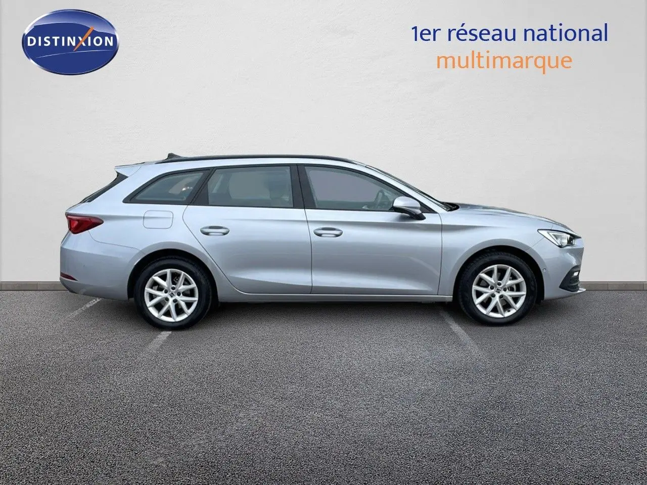 SEAT LEON ST gris urbain vue de profil côté gauche sur fond neutre avec jantes alliage et toit noir.