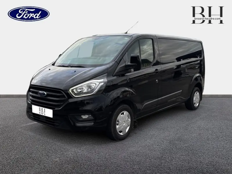 Fourgon Ford Transit Custom noir Agate métallisé vu en 3/4 avant droit sur fond neutre, avec calandre noire et phares LED.