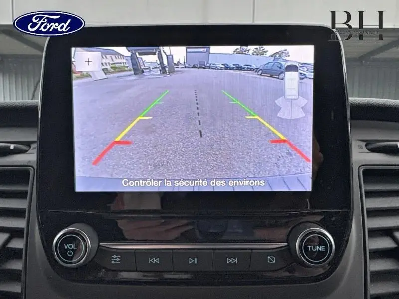 Écran de caméra de recul du Ford Transit Custom noir Agate 2023, montrant l'arrière avec lignes de guidage colorées.