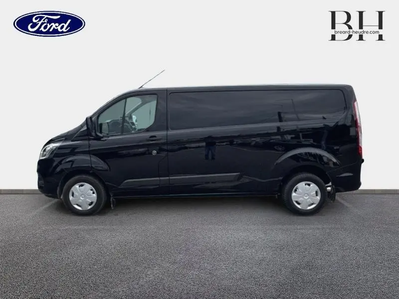 Profil côté gauche d'un Ford Transit Custom noir Agate métallisé, fourgon 2023 avec portes latérales et jantes acier.