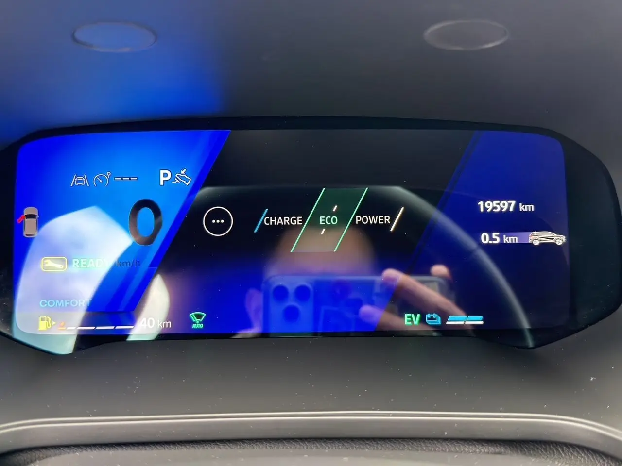 Affichage numérique du combiné d'instruments de la Renault Symbioz gris clair, montrant l'autonomie et mode de conduite.