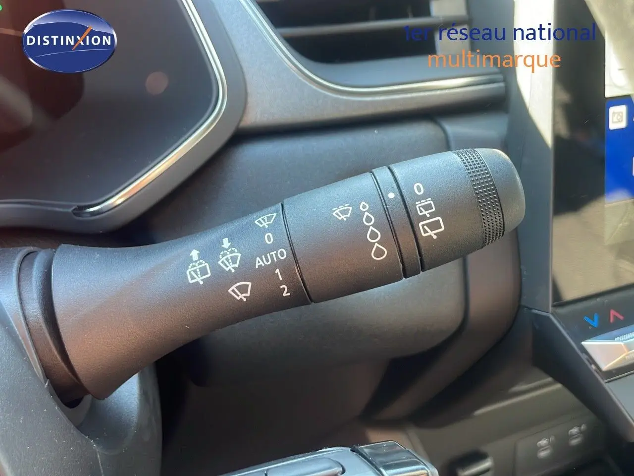 Gros plan sur la commande d'essuie-glace à gauche du volant du Renault Captur E-Tech noir étoile métal 2025.