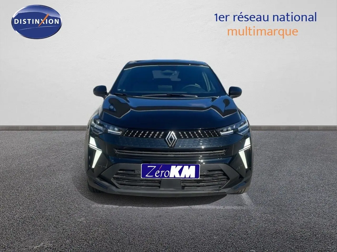 Renault Captur E-Tech F.Hybrid 145ch en noir étoile métal, vue frontale mettant en valeur ses feux LED distinctifs.