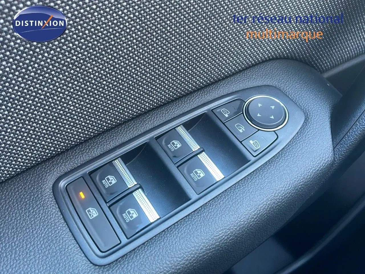 Gros plan sur les commandes de lève-vitres et rétroviseurs côté conducteur du Renault Captur noir étoile métal 2025.