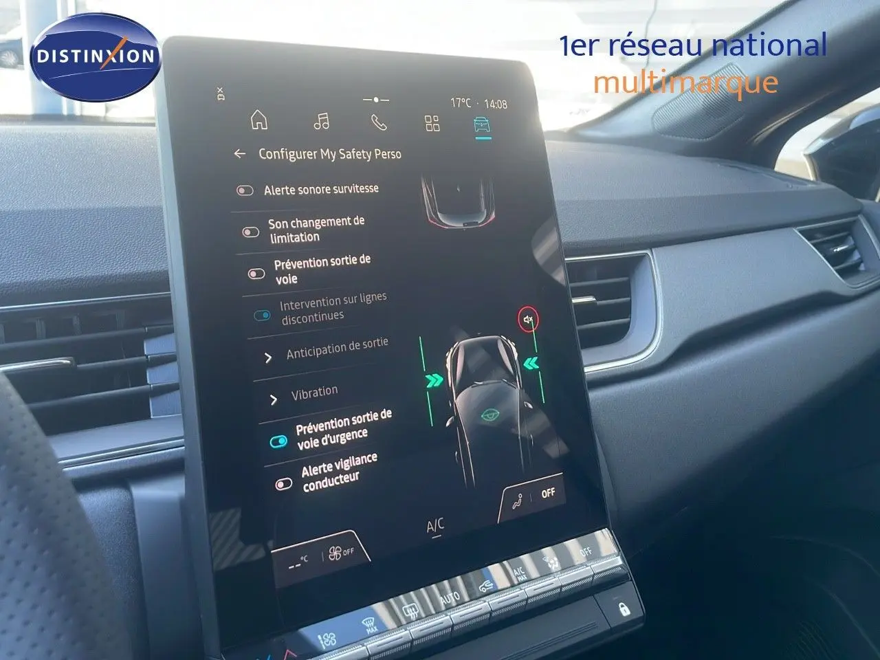 Vue intérieure du tableau de bord du Renault Captur E-Tech hybride 2025, avec écran tactile affichant les aides à la conduite.
